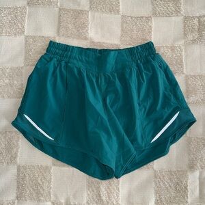 Lululemon Hotty Hot Low Rise Short 4"
Teal Lagoon size 6 tall